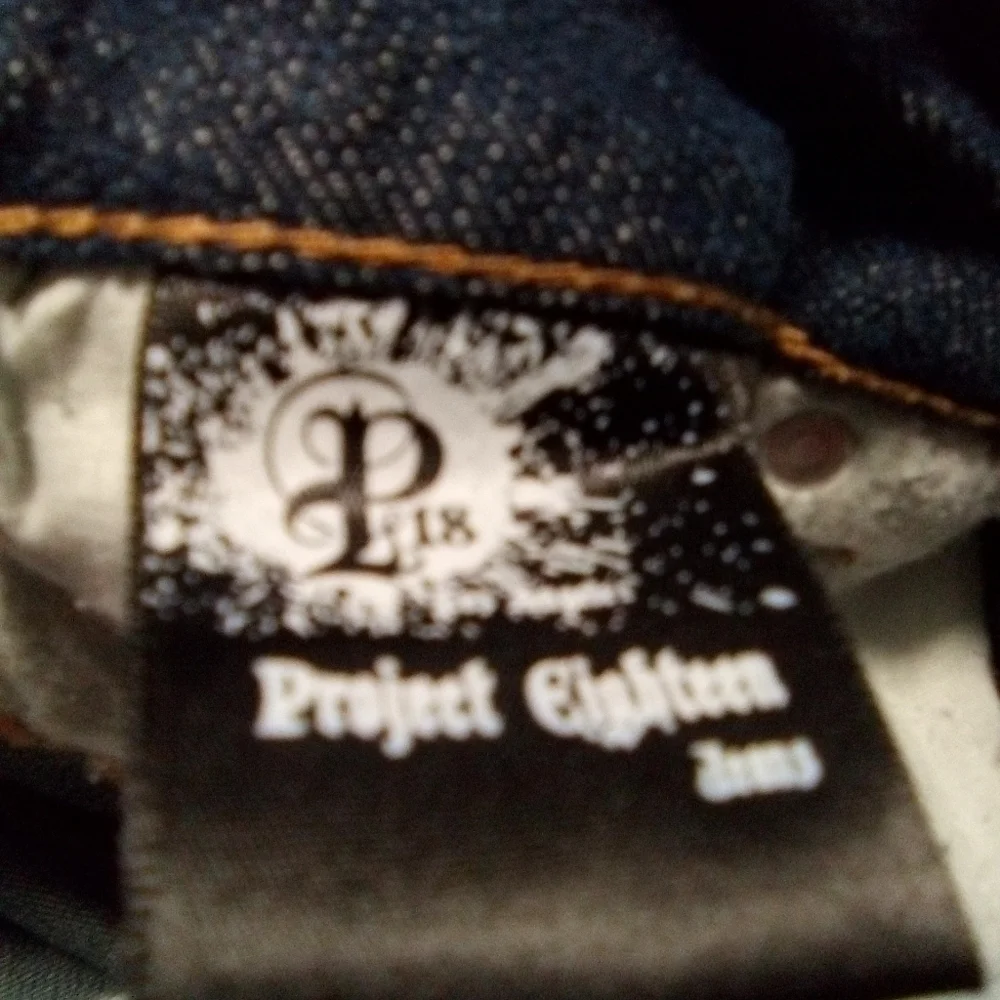 PROJECT eighteen ripped blue jeans. Size 9. (32X29.5)